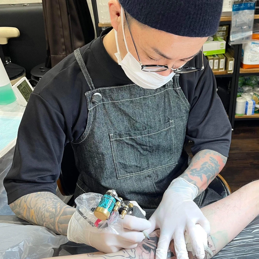 タトゥーマシンを構える彫師「彫月」の写真
