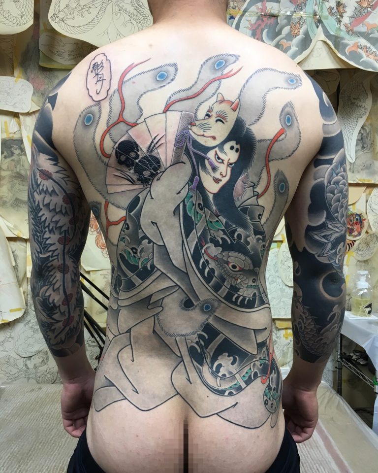 背中一面　玉藻前（九尾）のタトゥー作品の写真