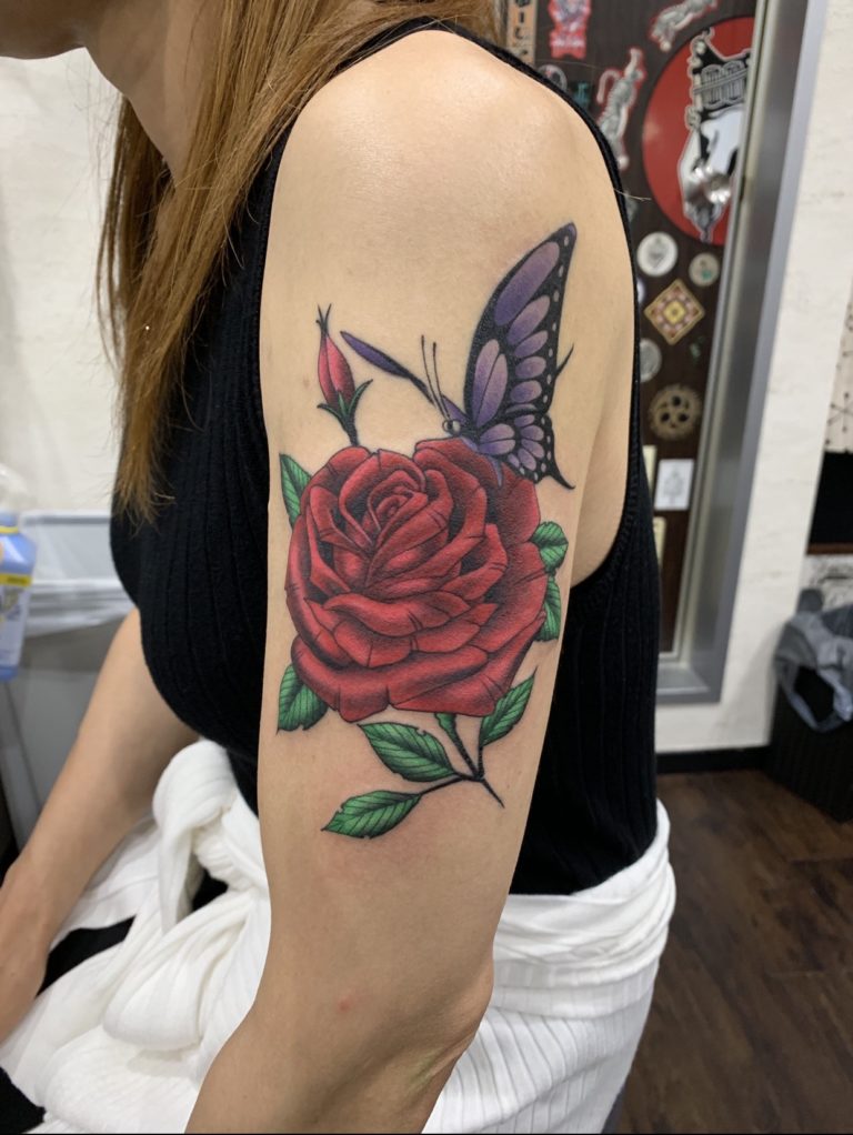 薔薇　蝶のタトゥー作品の写真