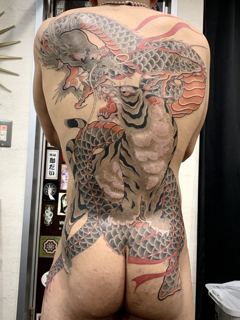 背中一面　龍虎のタトゥー作品の写真