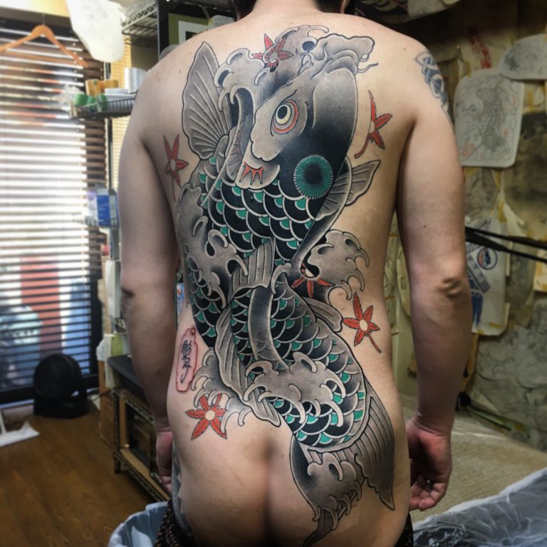 背中一面　一匹鯉のタトゥー作品の写真